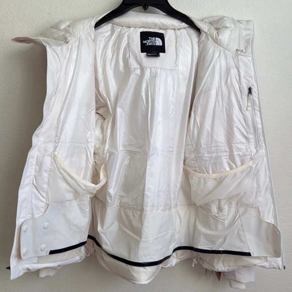 The North Face Women's Off-White Puffer Jacket - Picture 5 of 6